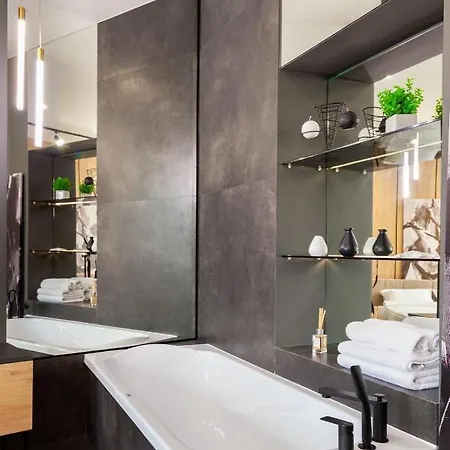 Royal Romantic Apartment With Bathtub Lviv Exterior photo