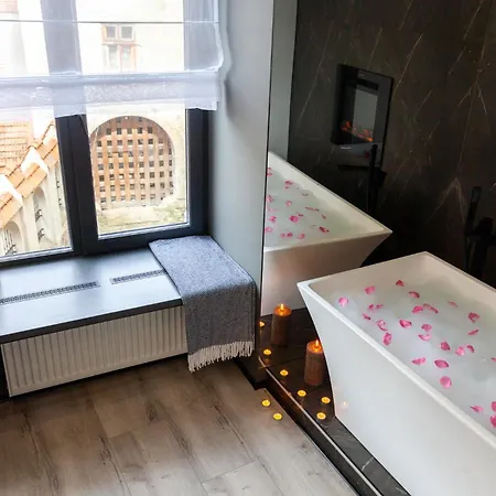 Royal Romantic Apartment With Bathtub Lviv Exterior photo