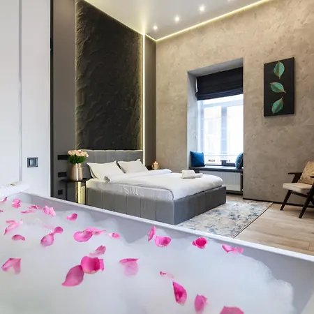 Royal Romantic Apartment With Bathtub Lviv Exterior photo