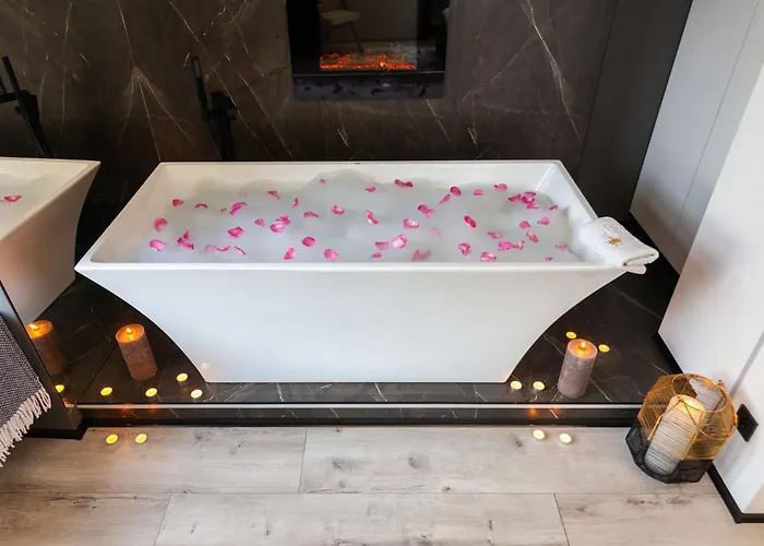 Royal Romantic Apartment With Bathtub