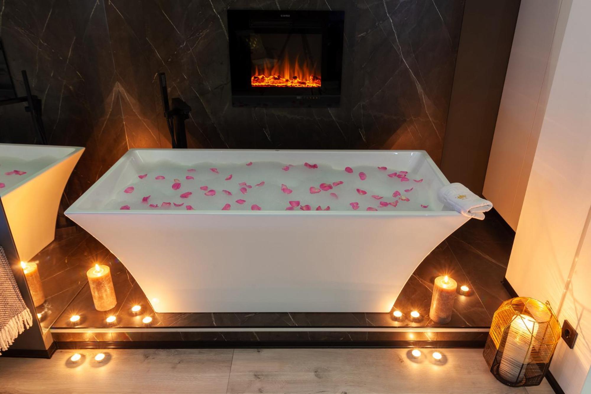 Royal Romantic With Bathtub *
