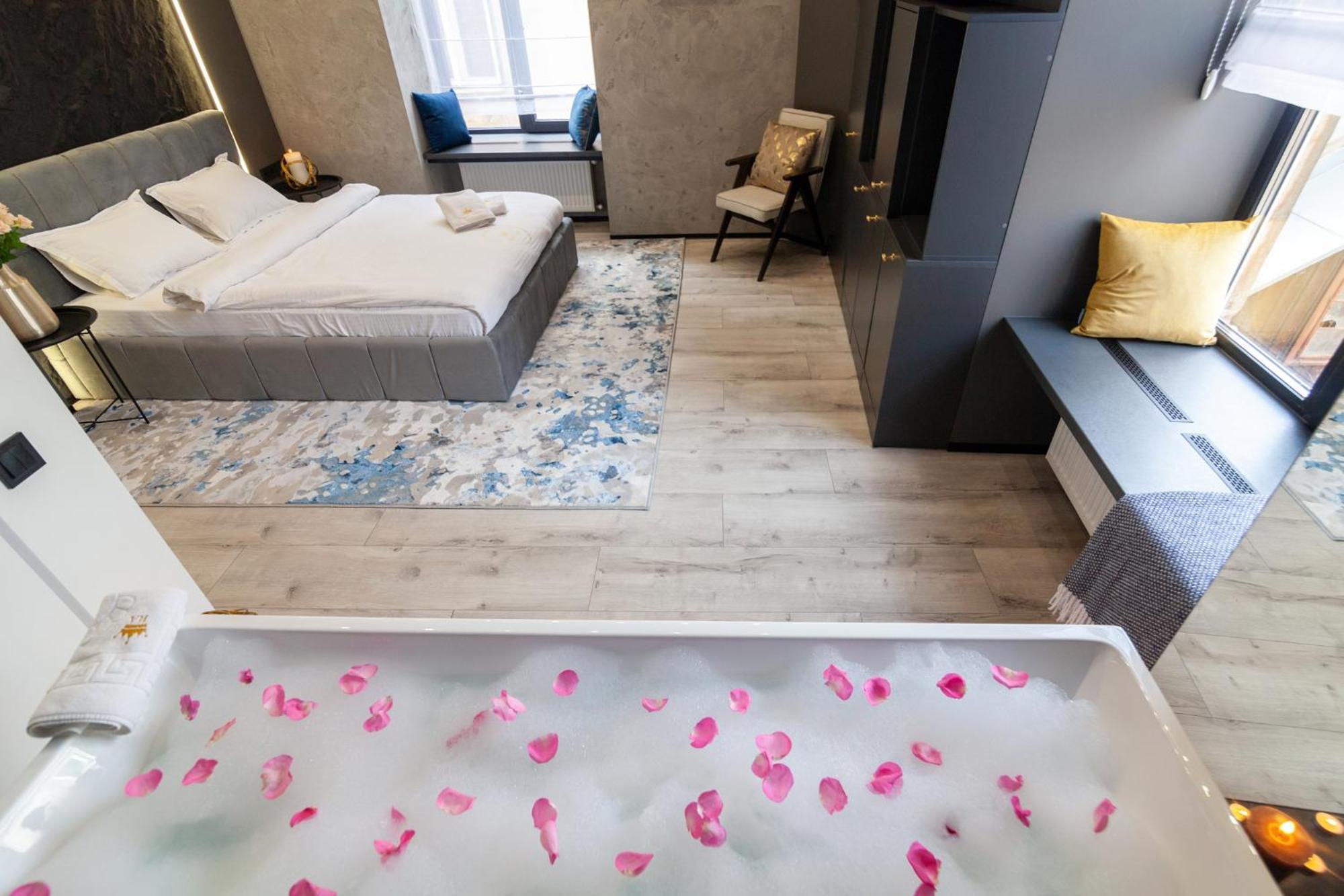 Royal Romantic With Bathtub Apartment