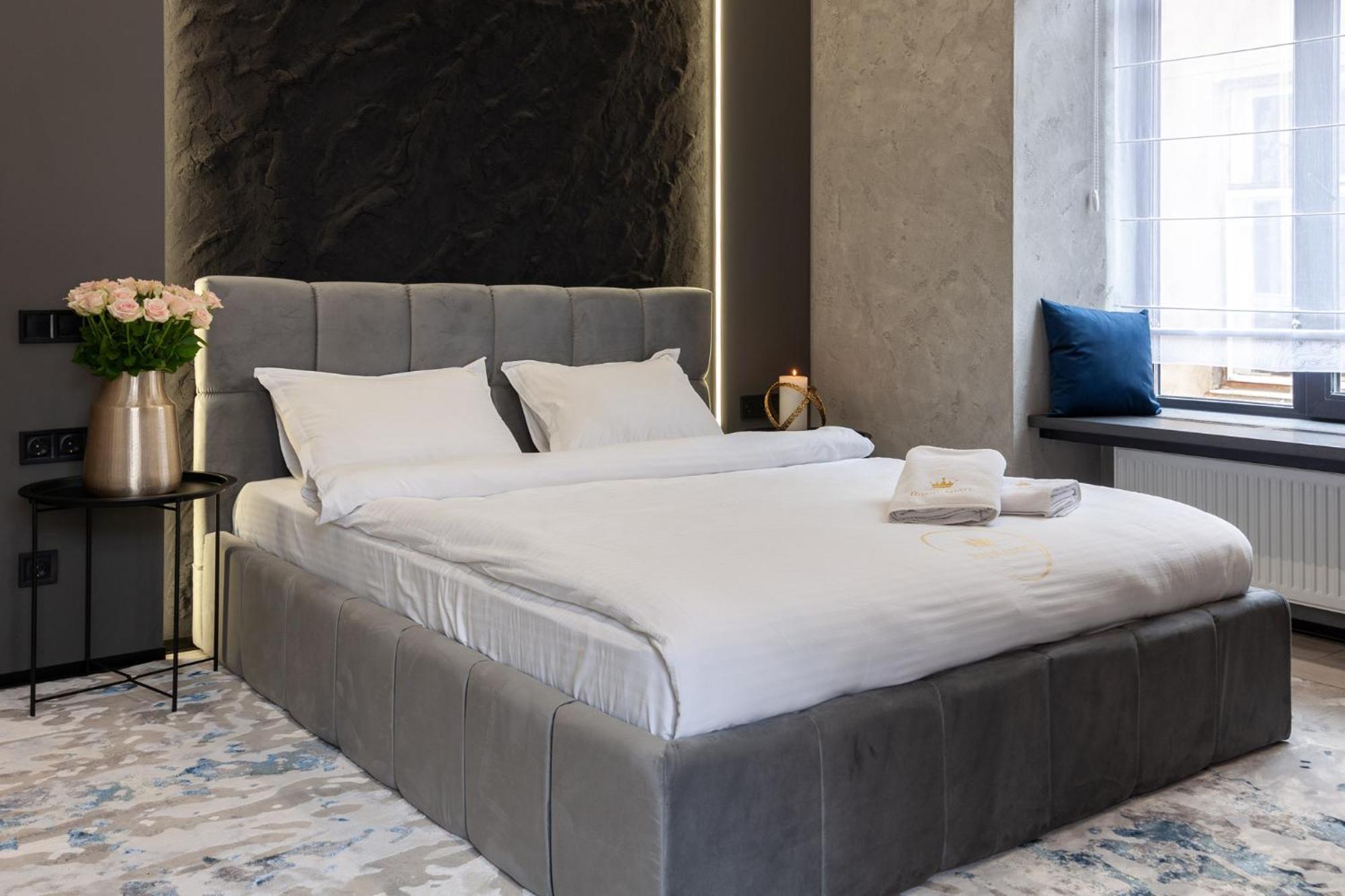 Royal Romantic With Bathtub