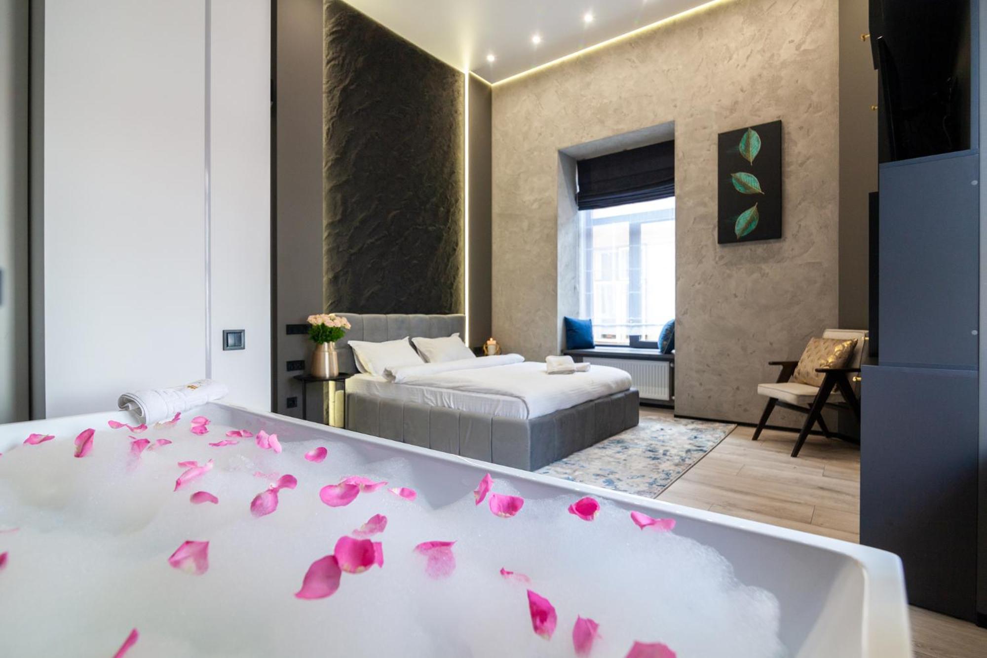 Royal Romantic With Bathtub *